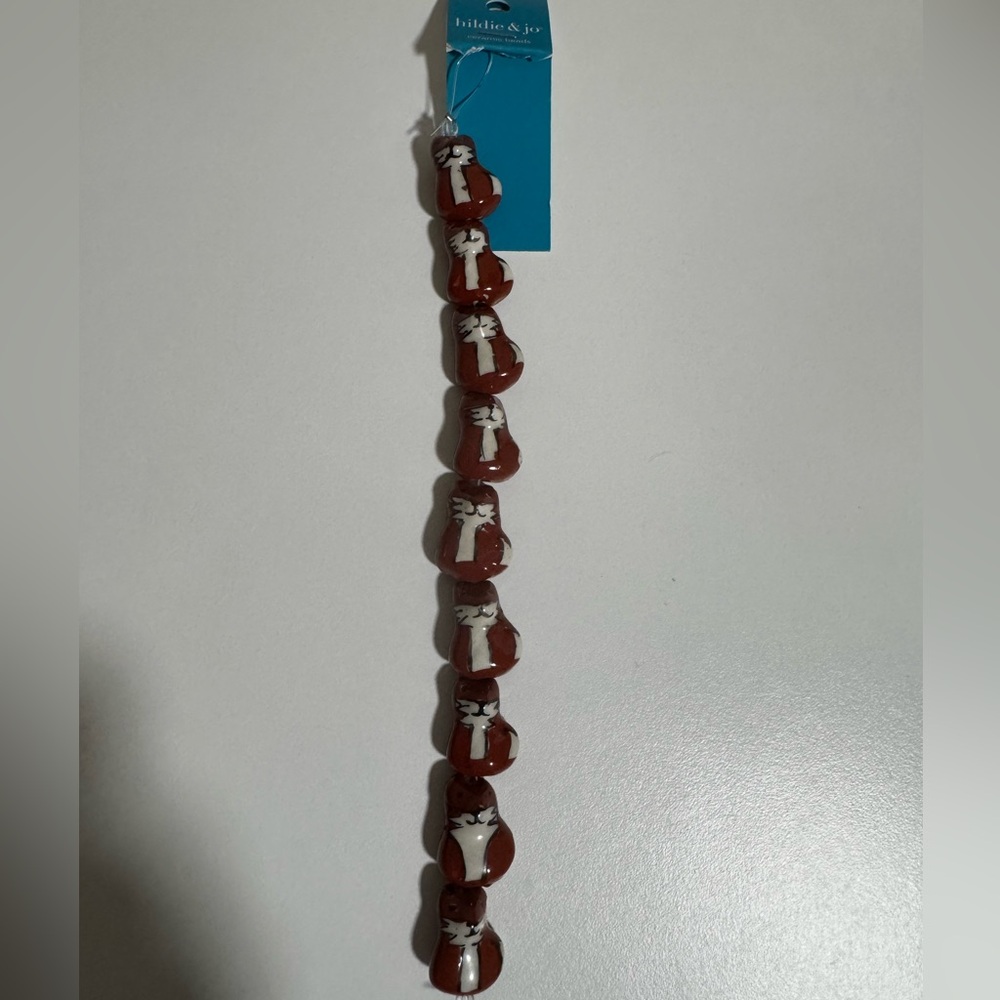 Hildie & Jo - Strand of 9 fox beads